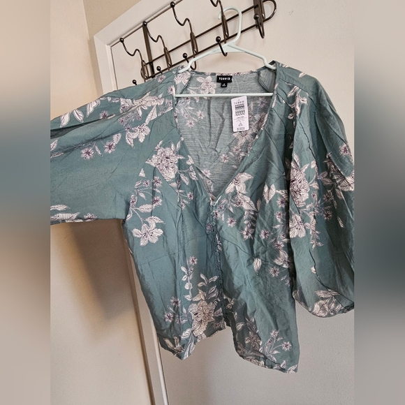 Floral Button-Down Blouse - Picture 3 of 6